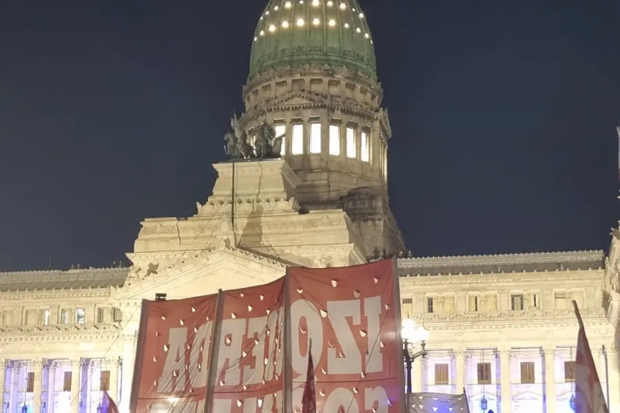 TENSIÓN EN LA CALLE. Militantes del Polo Obrero frente al Congreso.