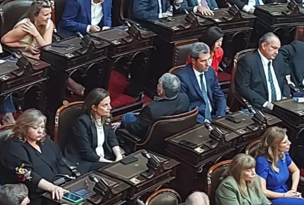 POLÉMICA ACTITUD. El parlamentario peronista escuchó el discurso de Milei de espaldas. 