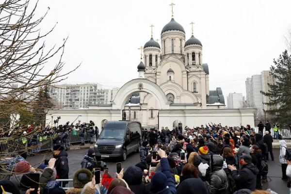 El funeral del opositor ruso Navalny reunió a una multitud
