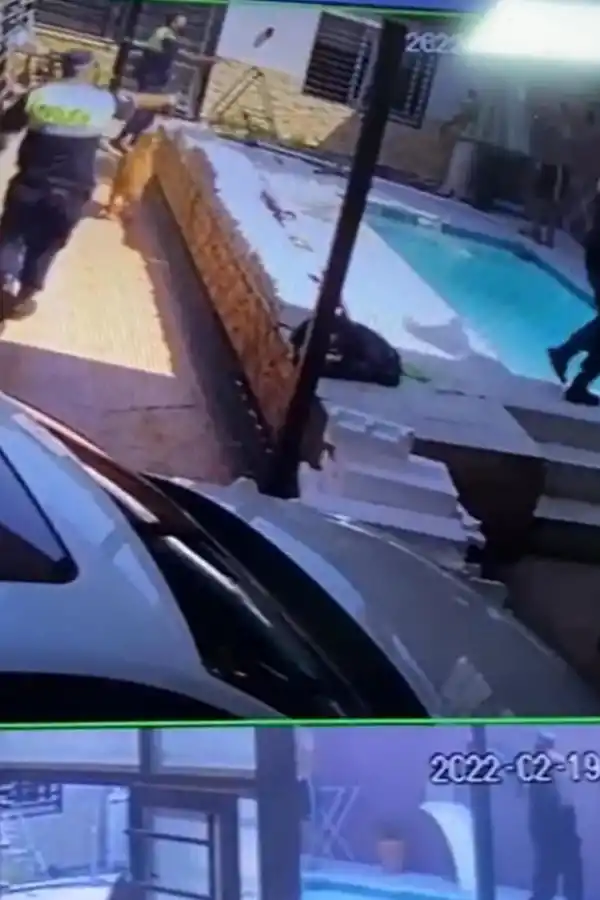 IN FRAGANTI. Los policías en el interior de la casa de Famaillá.