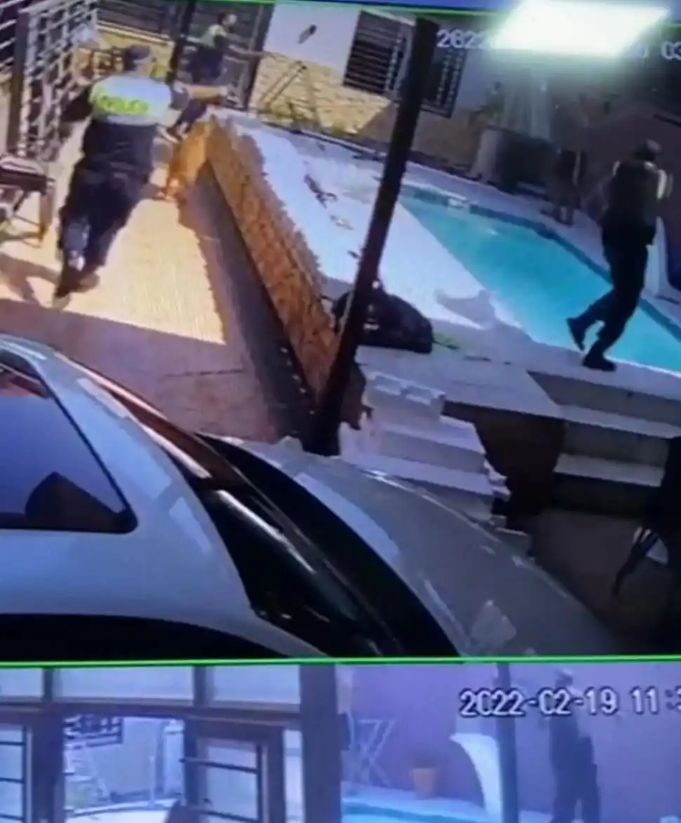 IN FRAGANTI. Los policías en el interior de la casa de Famaillá.