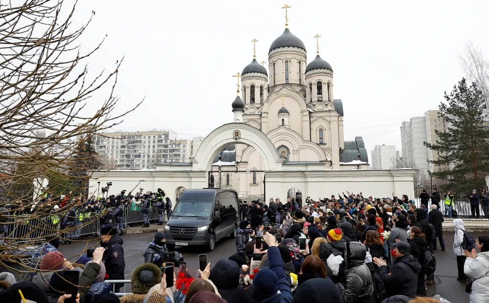 DESPEDIDA. Simpatizantes dan el último adiós a Navalny, afuera de la iglesia ortodoxa de la Madre de Dios. 