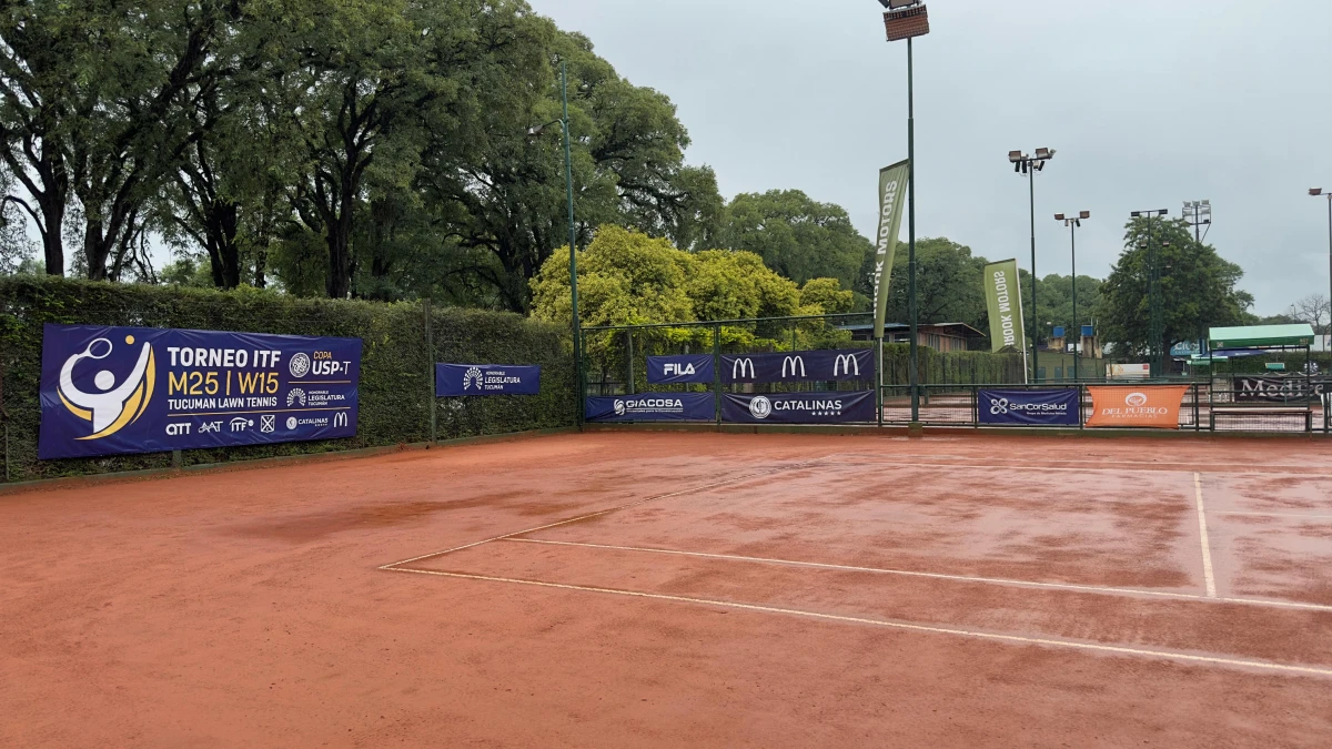 COMPLICADO. La cancha principal del Tucumán Lawn Tennis no estaba en condiciones para jugar. FOTO PRENSA TORNEOS ITF