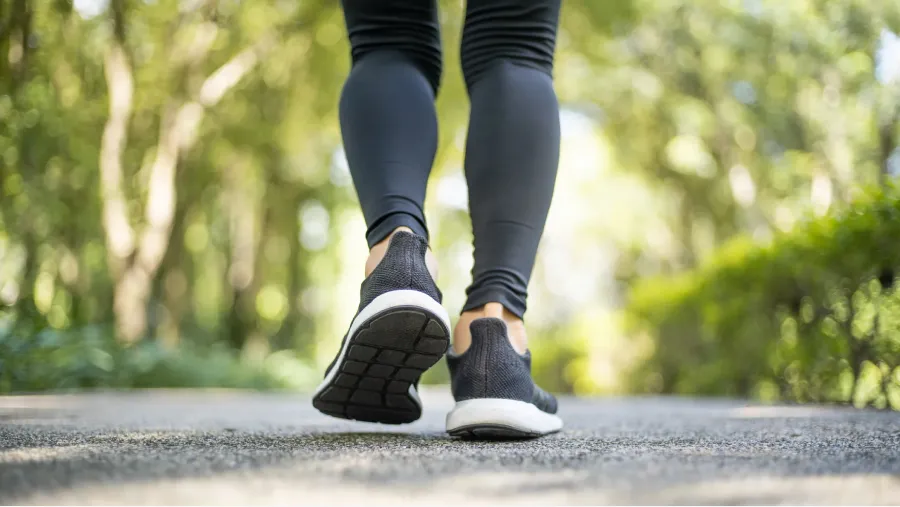 Cuatro consejos saludables para caminar y bajar de peso