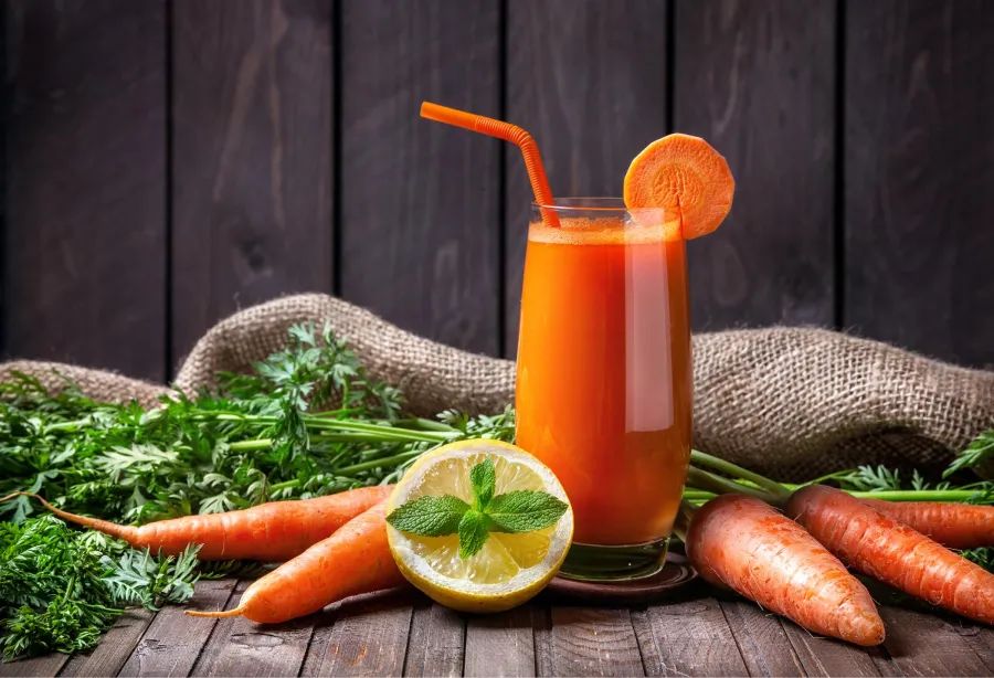 Jugo de zanahoria con limón para bajar de peso: cómo prepararlo y qué otros beneficios nos otorga
