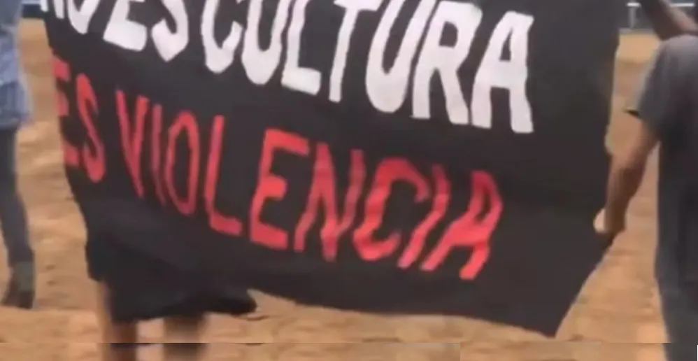 La Rural: activistas veganos irrumpieron en una muestra y fueron echados por jinetes