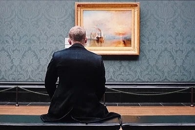 EN LA NATIONAL GALLERY. El agente 007 observa la pintura de William Turner mientras espera contactarse con  su intendente.