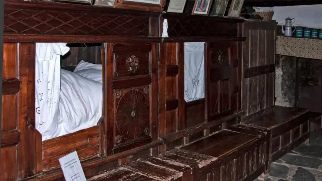 UNA ESPECIE DE ATAÚD. En la época medieval era común dormir en armarios de madera.