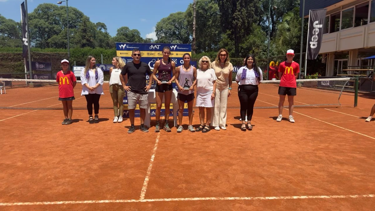 CORONADAS DE GLORIA. La ecuatoriana Camila Romero y la bonaerense Justina González Daniele, las campeonas de dobles del W15.