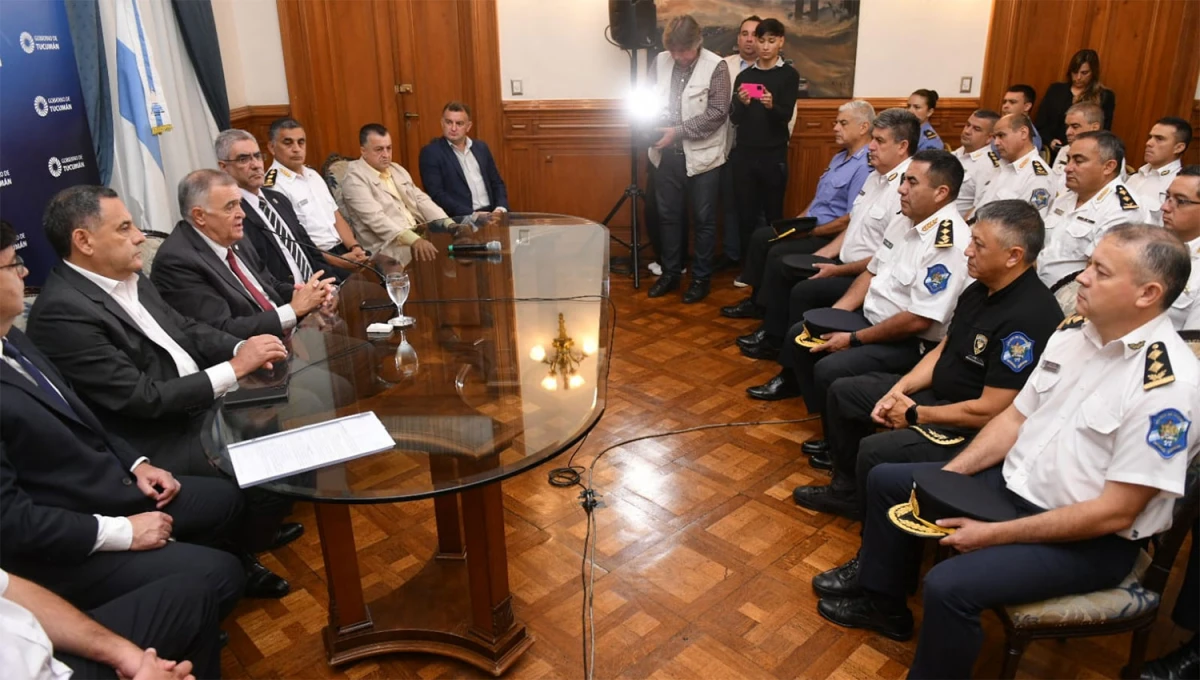 EN CASA DE GOBIERNO. El gobernador Jaldo estuvo acompañado por funcionarios y las autoridades de las fuerzas de seguridad durante la firma del acuerdo.