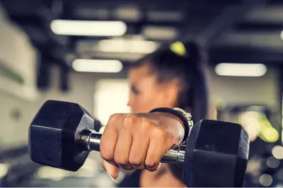 Hacer pesas después de los 40: cinco tips para entrenar tus músculos y lograr grandes resultados