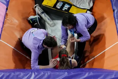 Impactante: una atleta francesa sufrió una fractura expuesta en su intento de salto con garrocha