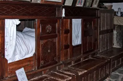 Dormitorios claustrofóbicos: ¿por qué en la época medieval dormían en armarios de madera?