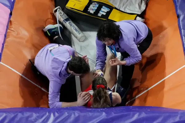 Impactante: una atleta francesa sufrió una fractura expuesta en su intento de salto con garrocha
