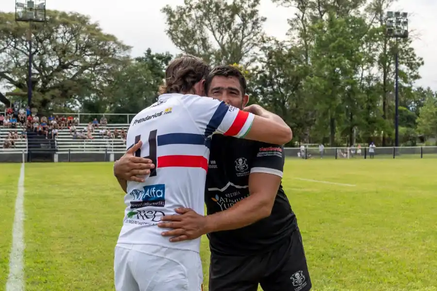 MOMENTO EMOTIVO. El abrazo entre padre e hijo, antes de enfrentarse.