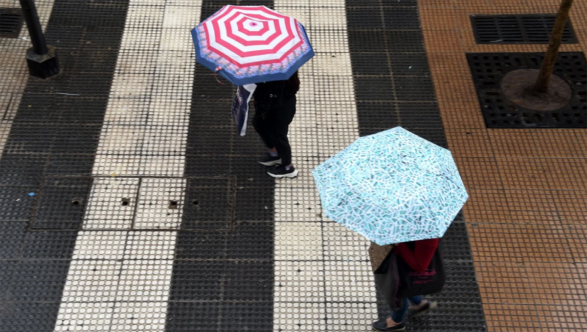 PASADOS POR AGUA. Los tucumanos llevan al menos tres días bajo precipitaciones de diferentes intensidades.