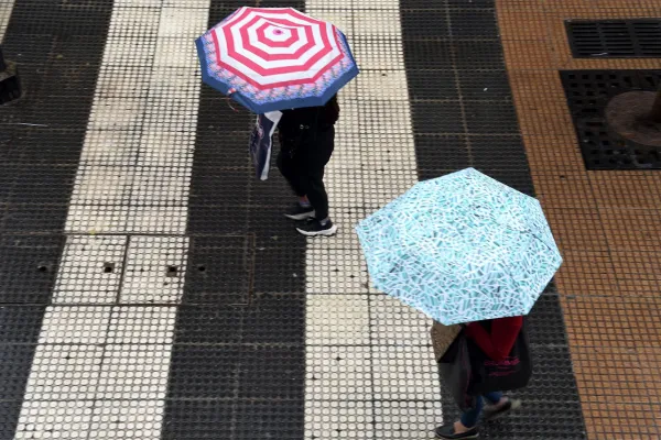 Un sábado gris y lluvioso para disfrutar del descanso en Tucumán