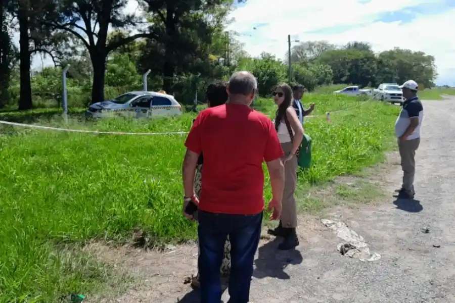 EN MIXTA. El fiscal Sale y sus colaboradores en el lugar donde chocó el auto de Maldonado.