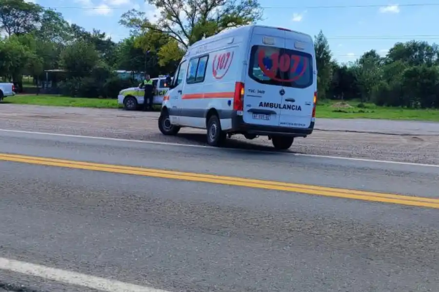 EL RESCATE. La ambulancia que trasladó al femicida. Murió antes de llegar al hospital.
