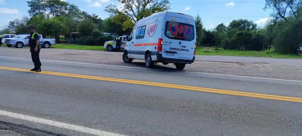 EL RESCATE. La ambulancia que trasladó al femicida. Murió antes de llegar al hospital.