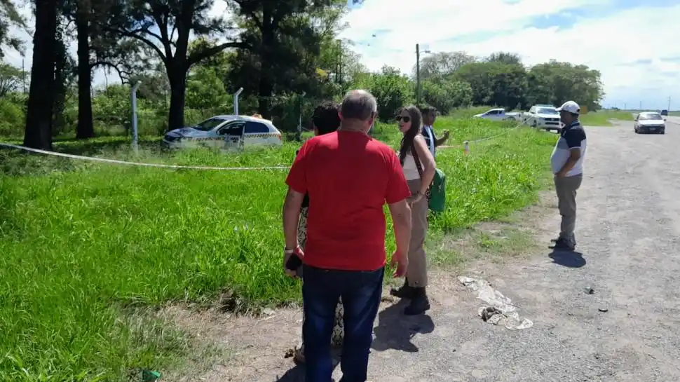 EN MIXTA. El fiscal Sale y sus colaboradores en el lugar donde chocó el auto de Maldonado.