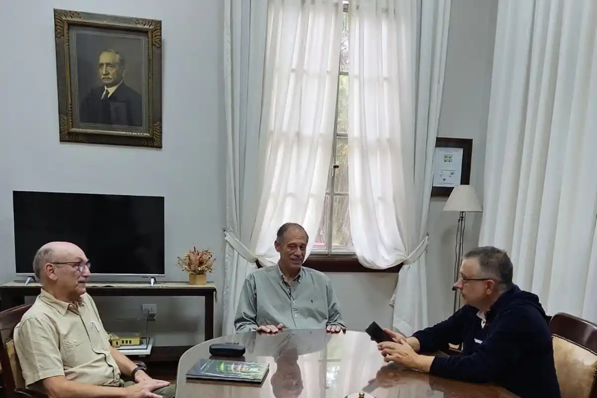 ENTREVISTA. De izquierda a derecha, Daniel Ploper, director técnico de la Eeaoc, y Roberto Sánchez Loria, presidente de la entidad, en diálogo con LA GACETA. De fondo, un cuadro con la imagen de Alfredo Guzmán, fundador de la institución.