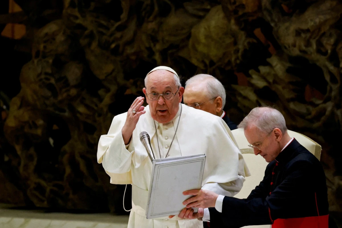 El papa Francisco no pudo subir al papamóvil pese a la ayuda de sus asistentes