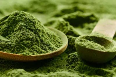 El polvo verde que tiene más proteínas que la carne y ayuda a crear masa muscular