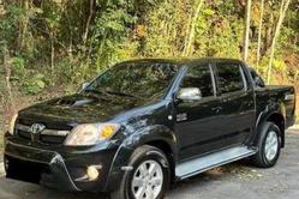 Denuncian el robo de dos camionetas Hilux