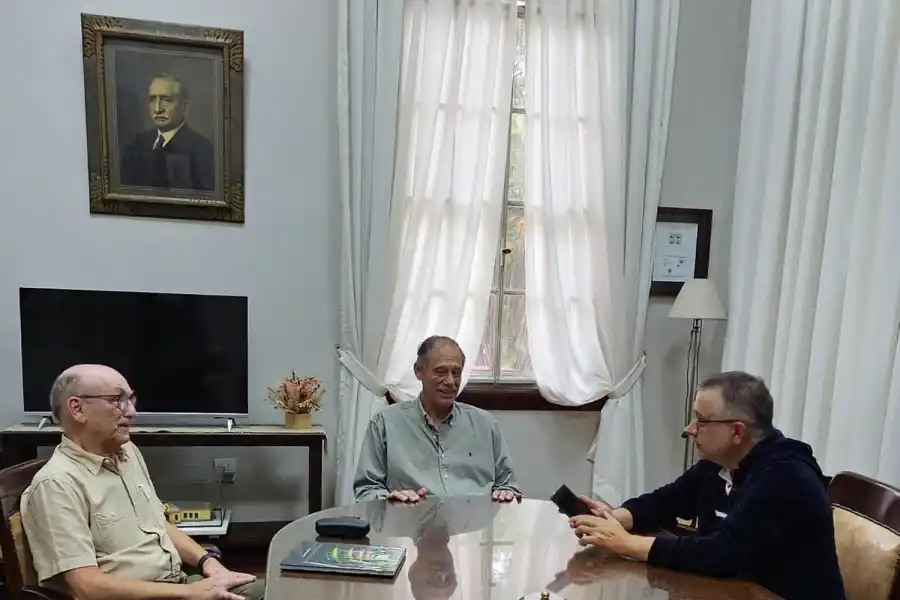 ENTREVISTA. De izquierda a derecha, Daniel Ploper, director técnico de la Eeaoc, y Roberto Sánchez Loria, presidente de la entidad, en diálogo con LA GACETA. De fondo, un cuadro con la imagen de Alfredo Guzmán, fundador de la institución.