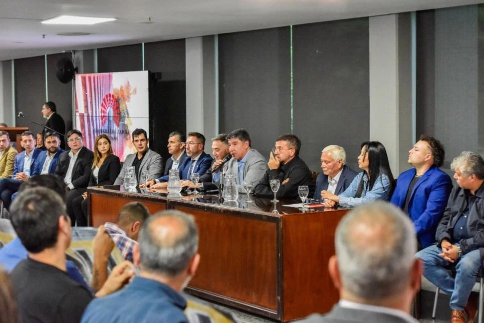 ACTO. El vicegobernador Acevedo escuchó los argumentos de los empleados de comercio, pero precisó que resta oír a las otras partes involucradas. 