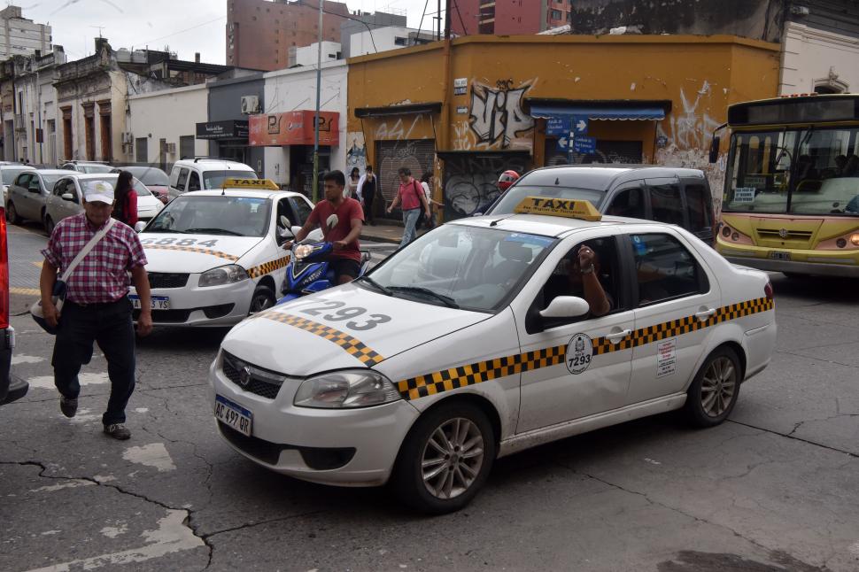 CONGESTIÓN. Los autos se amontonan en la calle Crisóstomo y Chacabuco. 
