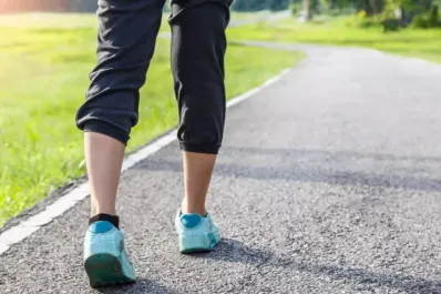 Cuántos pasos al día son suficientes para disminuir la mortalidad, según la ciencia
