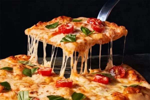 Cómo preparar la pizza de papas rosti, una receta sin harinas que crece en popularidad en Argentina