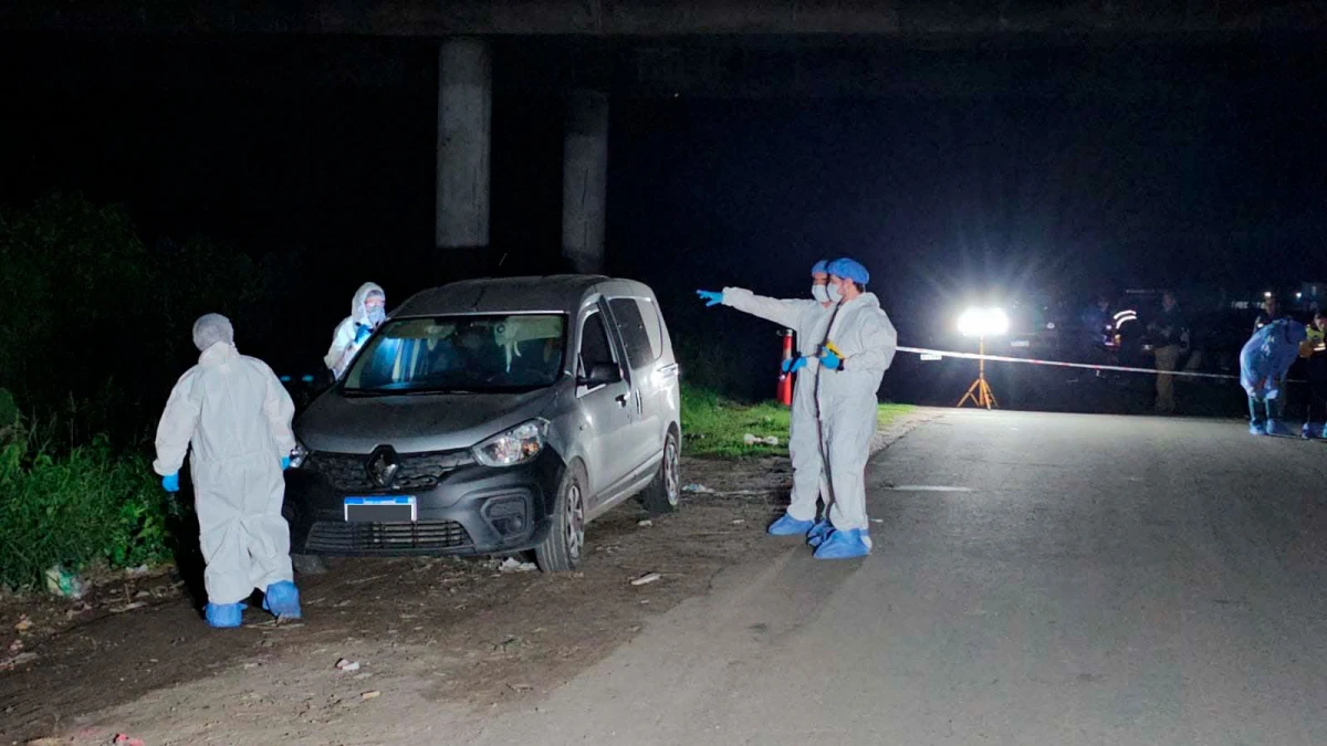 EN EL SUR DE LA CAPITAL. El vehículo con el cuerpo fueron encontrados en un camino bajo el puente de la autopista, en el acceso al barrio 360 Viviendas.