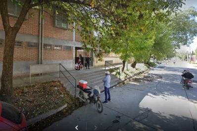 Violento asalto a la  salida de una escuela