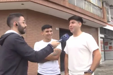 Dos creadores de contenido vieron un bache y resolvieron taparlo por su cuenta