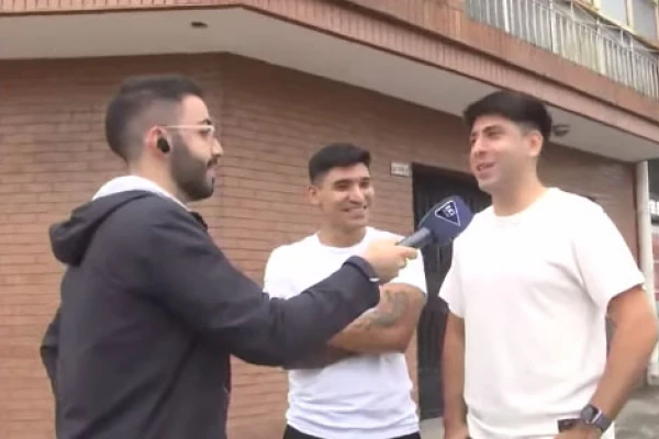 Dos creadores de contenido vieron un bache y resolvieron taparlo por su cuenta