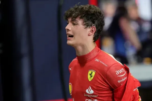 Tiene 18 años, debutó en la F-1 por la apendicitis de Sainz Jr. y puso a una Ferrari en el top-11