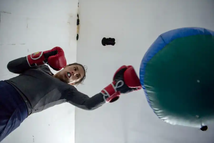 PRÁCTICA. Manzur se entrena golpeando la bolsa. Una de los cientos de ejercicios que hace para perfeccionarse. FOTO DE DIEGO ARÁOZ