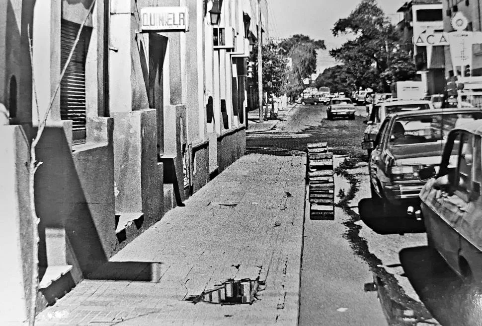 ANTES Y AHORA. La misma calle. El mismo sitio. Distinto sentido. La foto, tomada en Crisóstomo Álvarez casi esquina Jujuy, en 1988, con los autos yendo hacia el oeste (izquierda) y ayer, con los vehículos en dirección al este.