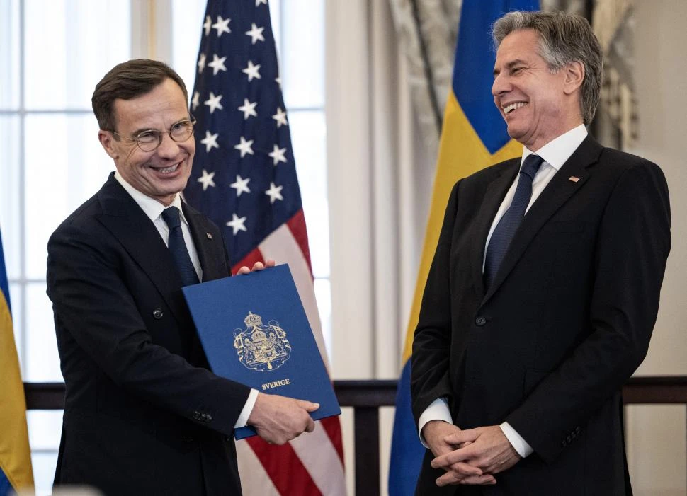 RATIFICACIÓN. El secretario de Estado de Estados Unidos recibe la documentación de ingreso a la Alianza, de manos del primer ministro sueco.