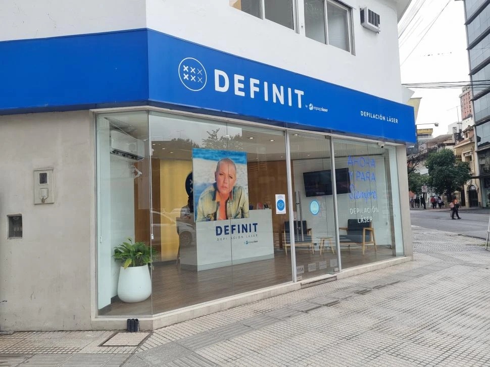 SEDE CENTRO. El primer local de Definit está ubicado en la esquina de calles Laprida y Santiago del Estero.