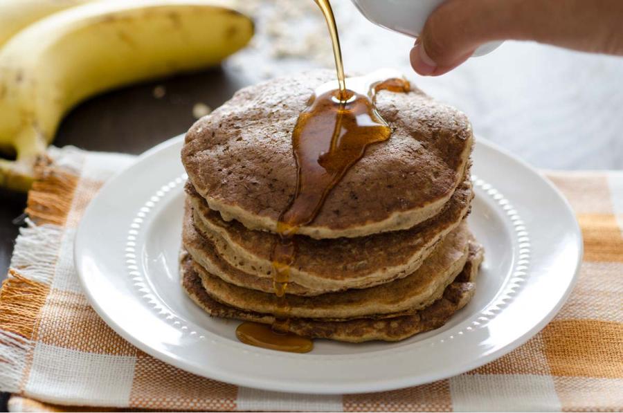 Desayuno sin harinas: pancakes de avena y banana