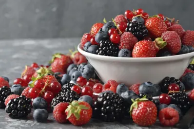 Mejor que el kiwi y el arándano: la fruta que ayuda a proteger la salud de tus huesos