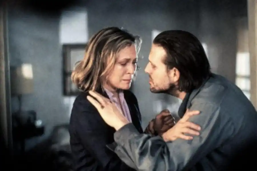 “MARIPOSAS DE LA NOCHE”. La película trata sobre su alter ego, Henry Chinaski.