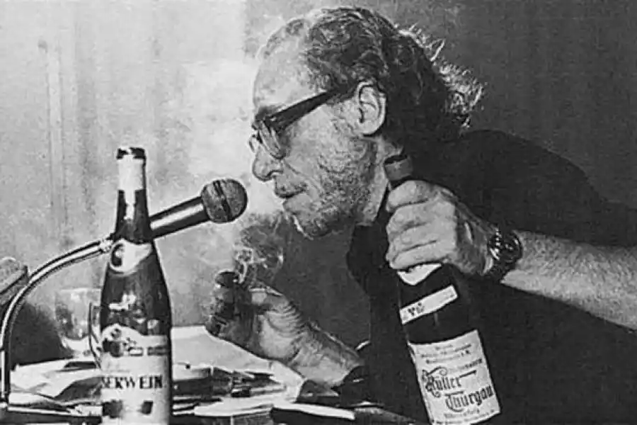 MÉTODO. Escribía de noche con mucho whisky y cerveza.