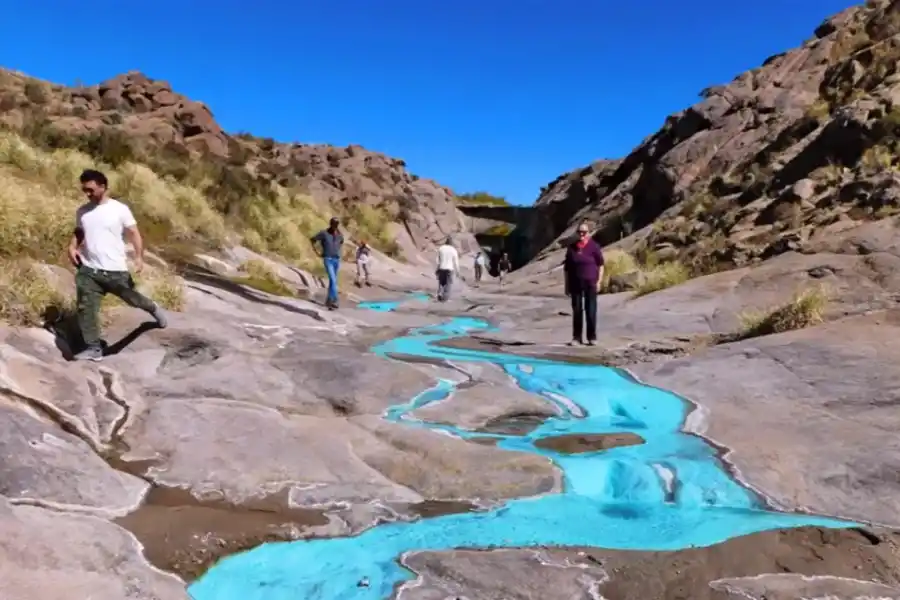 Turismo de Semana Santa: un oasis verde, un río turquesa y unas cuevas anaranjadas cerca de Tucumán