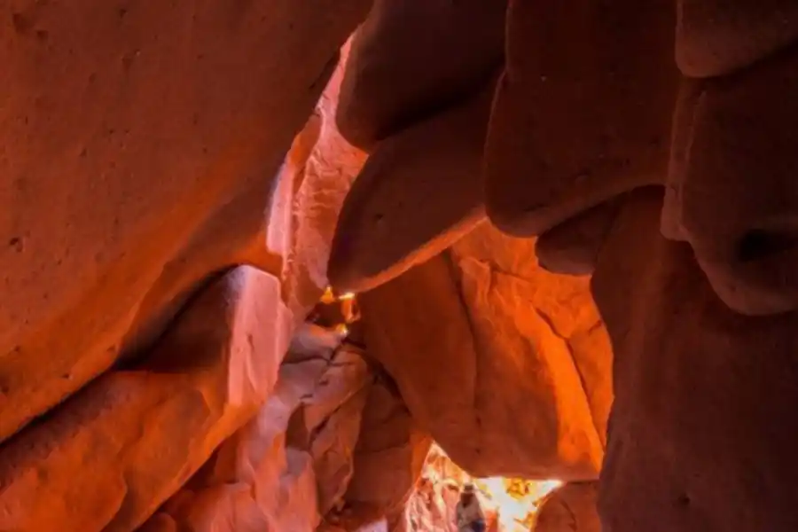 Turismo de Semana Santa: un oasis verde, un río turquesa y unas cuevas anaranjadas cerca de Tucumán