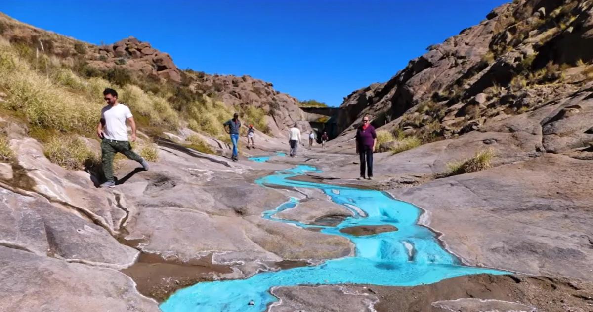 Turismo de Semana Santa: un oasis verde, un río turquesa y unas cuevas anaranjadas cerca de Tucumán